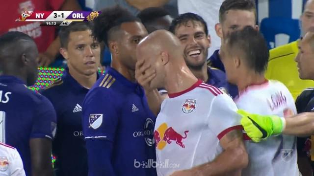 Berita video mantan pemain Real Madrid, Kaka, diganjar kartu merah setelah pegang wajah lawan.