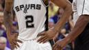 Pemain San Antonio Spurs, Kawhi Leonard #2 melakukan protes kepada wasit Tony Brown #6 saat melawan Sacramento Kings pada ajang NBA di Golden 1 Center, Sacramento, California, Kamis (27/10/2016). (AFP/Thearon W. Henderson/Getty Images)