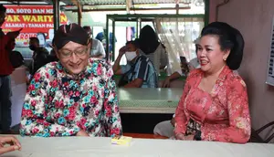 M Kukuh Hertriyasning (kiri), budayawan dan kerabat Keraton Yogyakarta bersama Istri, berbincang hangat tentang pelestari budaya Jawa di sebuah warung makan tradisional di Gunungkidul.
