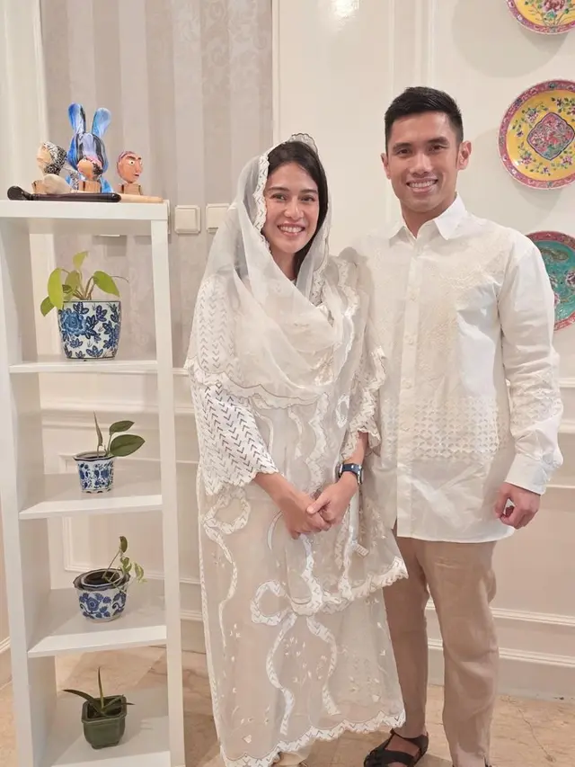8 Gaya Serasi Maudy Ayunda-Jesse Choi hingga Erina Gudono-Kaesang Kenakan Baju Lebaran Couple, Mana yang Jadi Favoritmu?