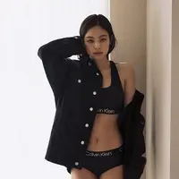 Intip potret Jennie BLACKPINK dengan pose body goal di kampanye Calvin Klein (Instagram/voguekorea)