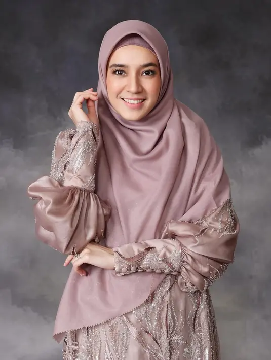 Area mata dipulas soft brown eye makeup look dengan blush tipis yang pancarkan rona cantik natural [@aldiphotoofficial]