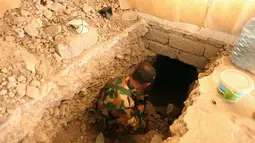 Pasukan Peshmerga memeriksa terowongan rahasia tempat persembunyian militan ISIS selama operasi penyerangan di Mosul, Irak (19/10). Sejumlah terowongan juga ditemukan di luar bangunan. (REUTERS/Azad Lashkari)