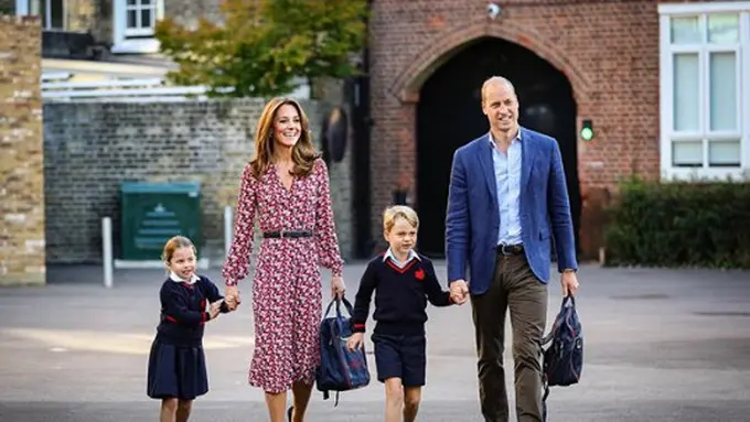 Gaya Royal Kate Middleton Mengantar Anak Sekolah dengan Gaun Floral