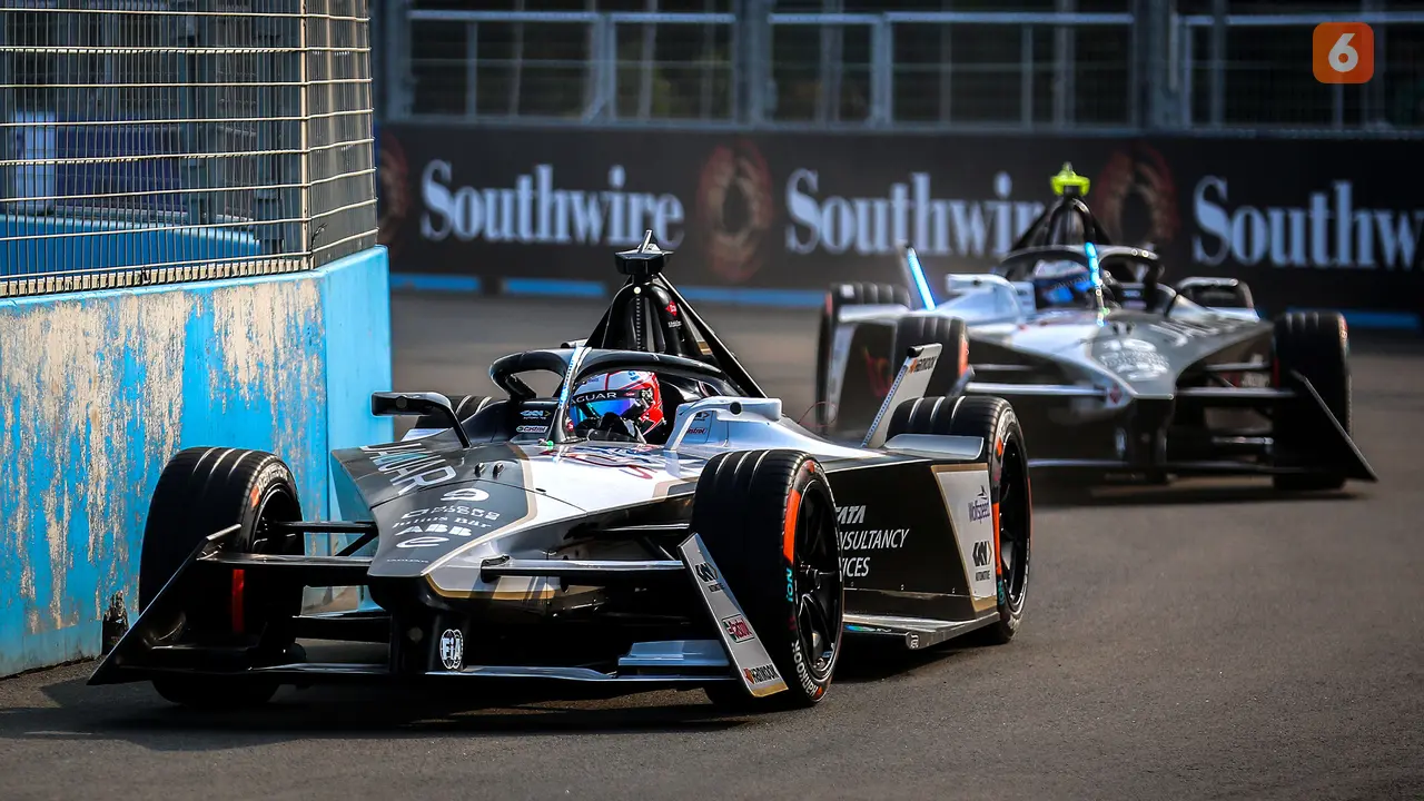 Foto: Manuver Para Pebalap Formula E saat Jajal Jakarta Intenational E-Prix Circuit pada Sesi Latihan Bebas