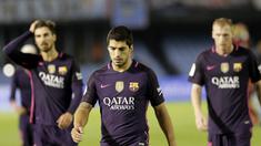 Penyerang Barcelona, Luis Suarez, dan rekan-rekannya tampak kecewa usai takluk dari Celta Vigo pada laga La Liga di Stadion Balaidos, Vigo, Minggu (2/10/2016). Barcelona kalah 3-4 dari Celta Vigo. (EPA/Lavandeira Jr)