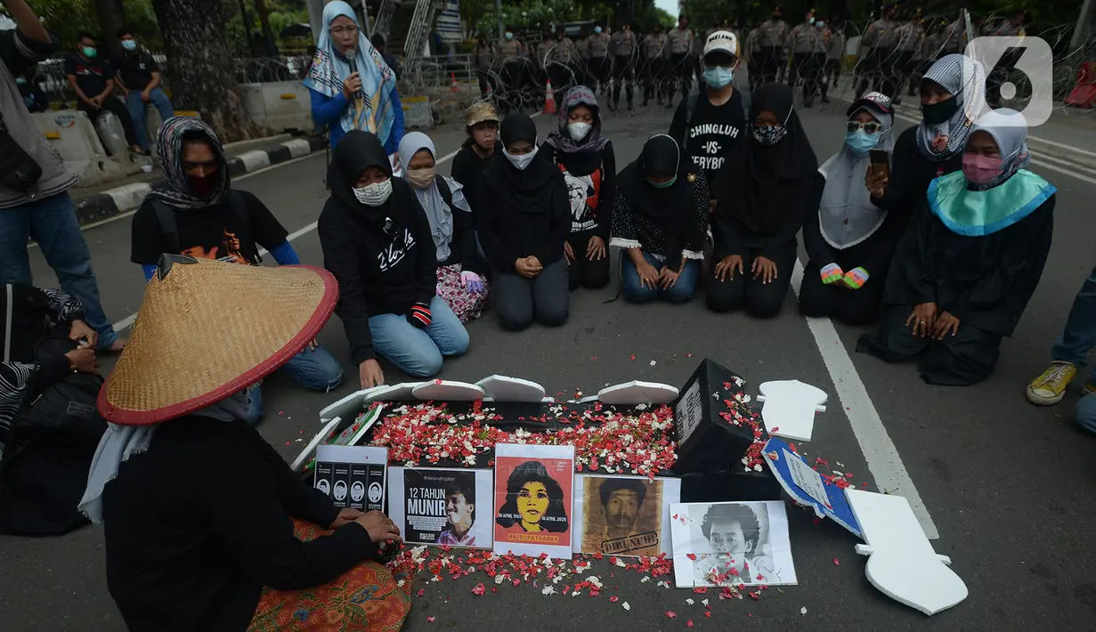 Aktivis berbagai elemen saat berunjuk rasa memperingati Hari HAM Sedunia di Patung Kuda, Jakarta, Kamis (10/12/2020). Pada Hari HAM Sedunia 2020, diharapkan mampu mengatasi kegagalan yang diekspos dan dieksploitasi oleh COVID-19. (merdeka.com/Imam Buhori)