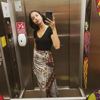 Aktivitas sehari-hari sambil mengenakan wastra nusantara bisa jadi pilihan sempurna untuk tampil berbeda dan unik seperti yang dikenakan oleh Putri marino. (Foto: Instagram/ Putri Marino).