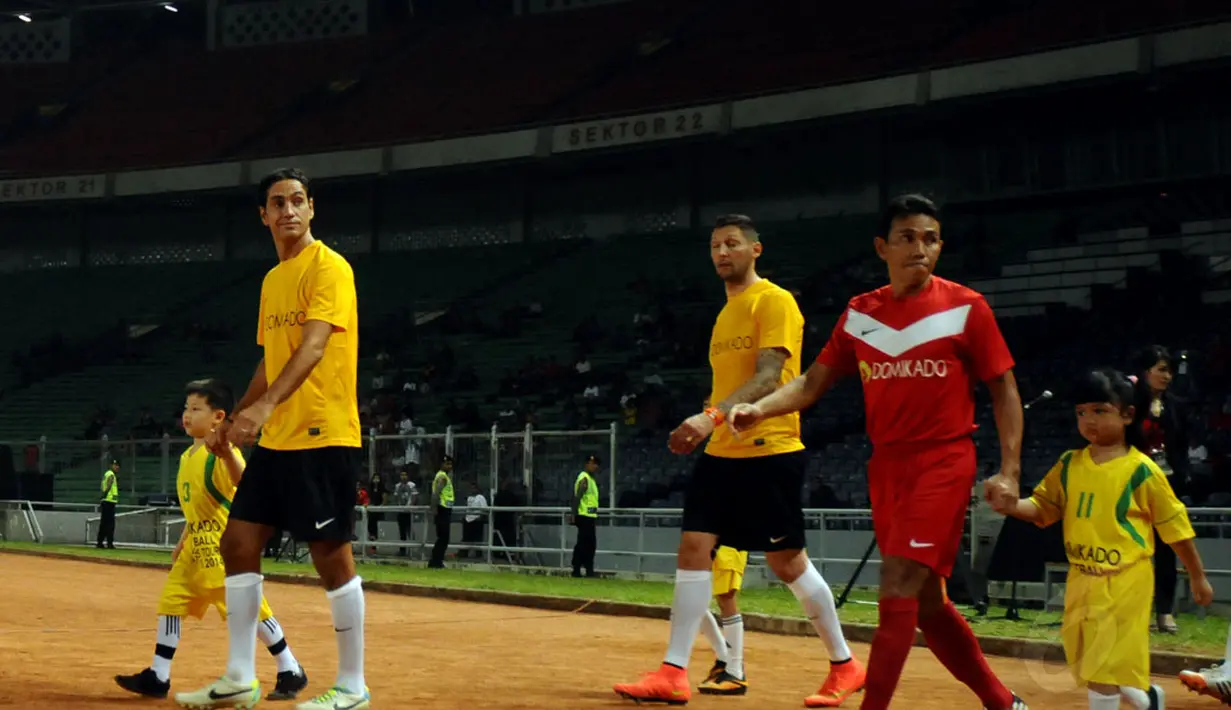 Mantan pemain belakang AC Milan, Alessandro Nesta (kiri) yang tergabung dalam tim World Football Legends bersiap memasuki lapangan di Stadion GBK Jakarta, (6/7/2014). (Liputan6.com/Helmi Fithriansyah)