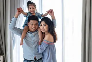 Anak yang merasa aman secara emosional cenderung lebih mudah belajar, lebih stabil secara emosi, dan memiliki kemampuan sosial yang lebih baik. Rasa aman ini terbentuk dari hubungan yang hangat, konsisten, dan penuh kehadiran dari orangtua dalam kehidupan sehari-hari. (foto/dok: freepik)