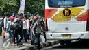 Sejumlah pemudik dari wilayah Jawa Barat mulai tiba di Terminal Kampung Rambutan, Jakarta Timur, Sabtu (9/7). Puncak arus balik Lebaran diprediksi terjadi pada Sabtu- Minggu (9-10) Juli 2016. (Liputan6.com/Yoppy Renato)