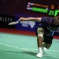 Tunggal putra Indonesia, Anthony Sinisuka Ginting saat menghadapi tunggal putra Denmark, Hans-Kristian Solberg Vittinghus pada laga babak 32 besar Kejuaraan bulu tangkis Indonesia Open 2023 di Istora Senayan, Jakarta, Rabu (14/6/2023). Anthony Sinisuka Ginting menang dua game langsung 21-8, 21-10. (Bola.com/Bagaskara Lazuardi)