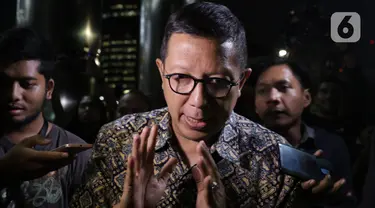 Mantan Menteri Agama Lukman Hakim Saifuddin meninggalkan gedung KPK usai menjalani pemeriksaan, Jakarta, Jumat (15/11/2019). KPK memeriksa Lukman Hakim Saifuddin untuk klarifikasi lanjutan terkait kewenangannya di Kementerian Agama selama menjabat Menteri Agama. (Liputan6.com/Helmi Fithriansyah)