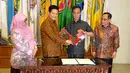Ketua KPU, Husni Kamil Manik (kedua kiri) bersama Sekretaris Jenderal Kemendagri Yuswandi A. Tumenggung (kedua kanan) berfoto bersama usai penyerahan DP4 Pilkada Serentak 2015 di Kemendagri, Jakarta, Rabu (3/6/2015). (Liputan6.com/Yoppy Renato)