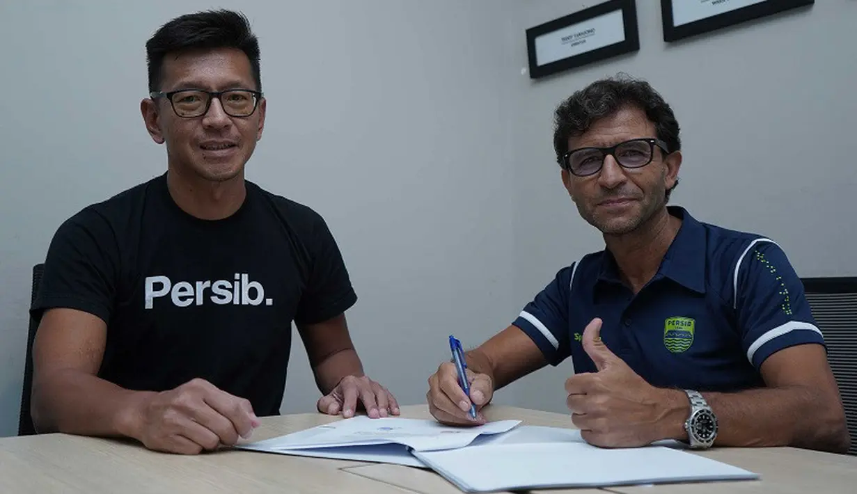 Manajemen Persib Bandung kabarnya harus merogoh kocek cukup tinggi untuk mendatangkan pelatih asal Spanyol, Luis Milla. Bahkan nilai kontrak Luis Milla menurut kabar yang beredar lebih tinggi dari Robert Alberts yakni mencapai Rp 800 juta per bulan di Persib Bandung. (Persib.co.id)