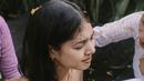 Didampingi warga adat Bali, Aurelie terlihat khidmat mengikuti ritual ini. Aurelie mengenakan batik khas Bali yang membuatnya tampil eksotik. Ia juga menjelaskan fungsi Melukat yang berkenaan dengan kesehatan mental. (Liputan6.com/IG/aurelie)