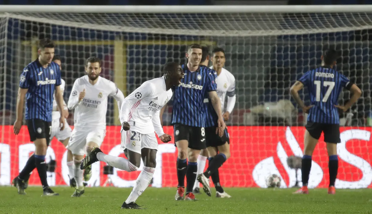 Bek Real Madrid, Ferland Mendy (tengah) melakukan selebrasi usai mencetak gol ke gawang Atalanta dalam laga leg pertama babak 16 Besar Liga Champions 2020/21 di Gewiss Stadium, Bergamo, Rabu (24/2/2021). Real Madrid menang 1-0 atas Atalanta. (AP/Luca Bruno)