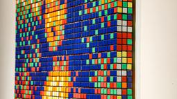 Seni jalanan berjudul Rubik Mona Lisa dipajang di rumah lelang Artcurial, Paris, Prancis, Senin (3/2/2020). Rubik Mona Lisa ditaksir akan terjual hingga 150.000 euro atau setara Rp 2.270.055.750. (FRANCOIS GUILLOT/AFP)