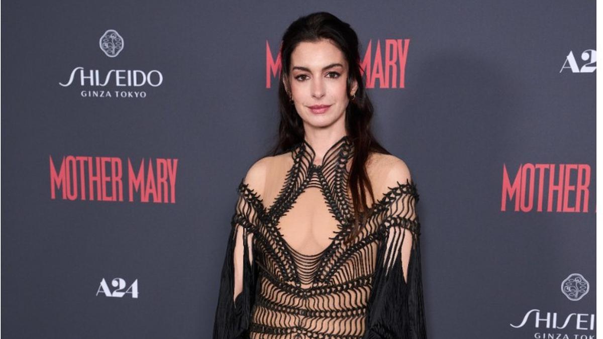 Anne Hathaway Tampil Beda dengan Gaun Transparan Nuansa Gotik di Premiere Film Mother Mary