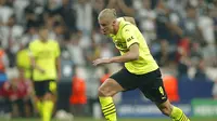Erling Haaland menggiring bola saat Borussia Dortmund bertamu ke markas Besiktas dalam lanjutan Liga Champions 2021/2022, Rabu (15/9/2021) malam waktu setempat. (AP)