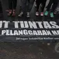 Para aktivis menuntut pemerintah untuk segera mengusut tuntas pelanggaran HAM saat 'Aksi Diam Kamisan'. Aksi ini telah memasuki tahun ke delapan, Jakarta, Kamis (22/1/2105). (Liputan6.com/Herman Zakharia)