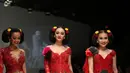 Berbalut busana rancangan Anne Avantie yang dominan berwarna merah dipadu dengan rok kebaya dengan belahan tinggi. Mereka melenggang kemayu di atas panggung.  (Andy Masela/Bintang.com)