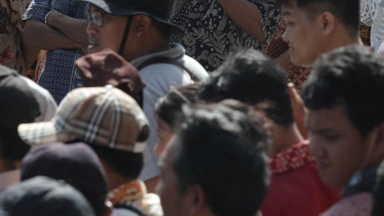 Tampak antrean para petugas KPPS Pemilu 2024 yang siap menjalani pengambilan sumpah dan janji di Kelurahan Jakasampurna.<br>(Foto merdeka.com / Imam Buhori)<br>