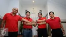 Ketua Umum PB PRSI, Sandiaga S Uno (kedua kanan) bersalaman dengan Tigor M Siahaan (Presiden Direktur CIMB Niaga) usai memberikan keterangan jelang KRAPSI di Jakarta, Kamis (17/12/2015). (Liputan6.com/Helmi Fithriansyah)
