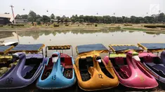 Perahu angsa berjejer di dermaga Taman Archipelago, Taman Mini Indonesia Indah (TMII), Jakarta, Sabtu (15/9). Perahu untuk wisatawan tidak bisa beroperasi akibat debit air menyusut di musim kemarau. (Liputan6.com/Fery Pradolo)