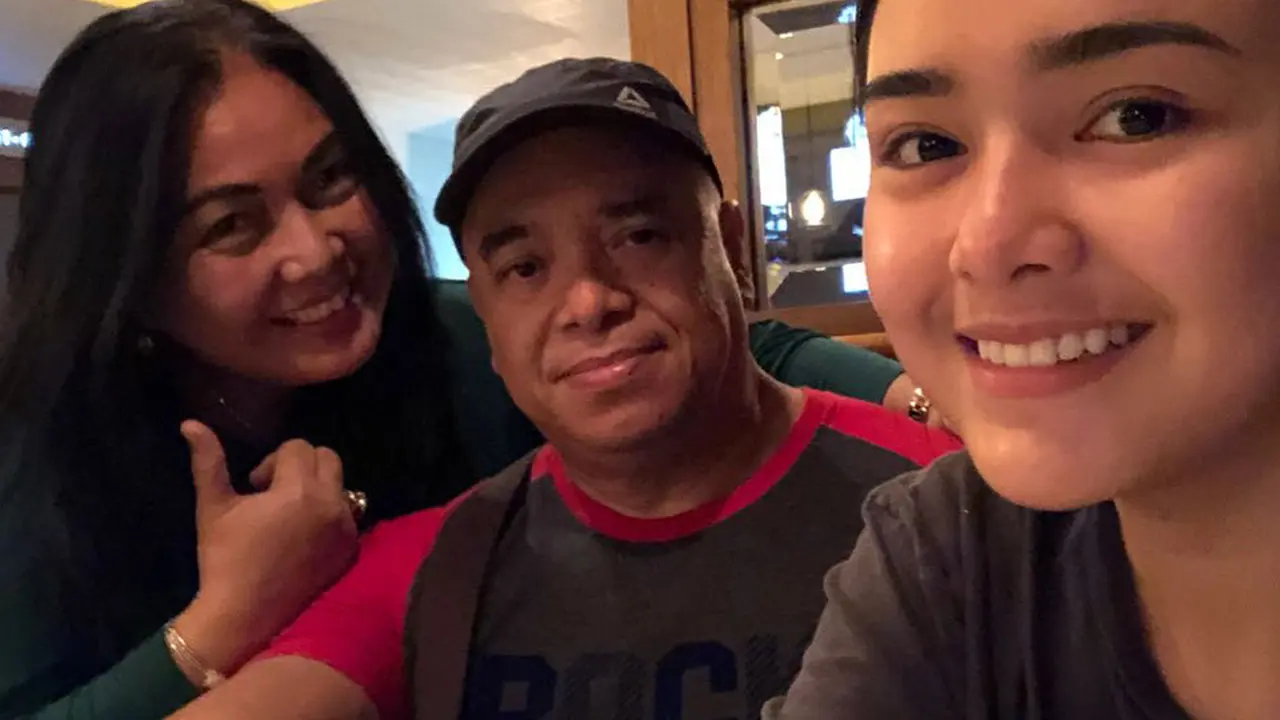 7 Potret Amanda Manopo Bersama Kedua Orang Tuanya yang Jarang Tersorot