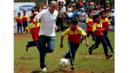  Zinedine Zidane, bermain sepak bola untuk anak-anak Indonesia di Desa Cisaat, Ciater, Jawa Barat, (07/08/2007).  Zidane, menjadi duta sepak bola selama tiga hari di Indonesia. (EPA/Mast Irham)