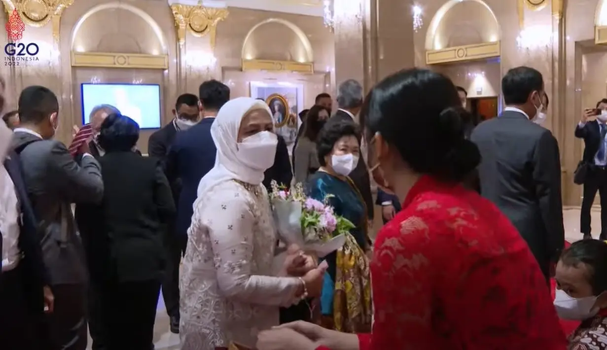 Anggun dan cantik begitulah kata yang cocok untuk menggambarkan penampilan Dita Karang seperti dalam potret ini. Meskipun mengenakan masker, namun tidak bisa menutupi kecantikan Dita Karang yang begitu menawan.(Youtube.com/Sekretariat Presiden)