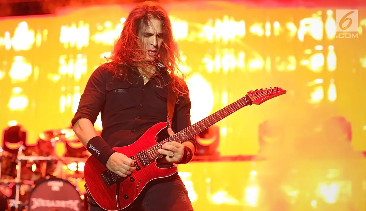 Aksi gitaris Megadeth, Kiko Loureiro saat tampil menghibur penonton Jogjarockarta 2018 di Stadion Kridosono, Yogyakarta (27/10). Megadeth mengakhiri penampilannya dengan lagu 'Holy Wars... The Punishment Due'. (Fimela.Com/Bambang E.Ros)