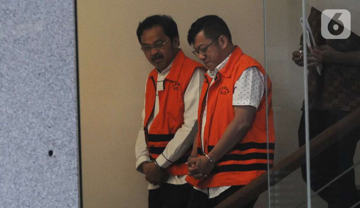 Gubernur Kepulauan Riau nonaktif Nurdin Basirun dan Pemegang saham Mayoritas PT Bintuni BEP, David Manibui usai menjalani pemeriksaan di Gedung KPK, Jakarta, Jumat (25/10/2019). Keduanya diperiksa sebagai tersangka untuk melengkapi berkas dugaan korupsi yang menjeratnya. (merdeka.com/Dwi Narwoko)