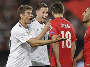 Pemain Jerman, Julian Draxler (2kiri) dan Thomas Mueller, (kiri) merayakan gol saat melawan Norwegia pada laga grup C kualifikasi Piala Dunia 2018 di Mercedes-Benz Arena, Stuttgart, (4/9/2017). Jerman menang 6-0. (AP/Matthias Schrader)
