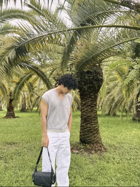 Mingyu juga hadirkan gaya yang begitu casual nan chic dengan DIOR MAXICANNAGE bags. [Foto: Dior]