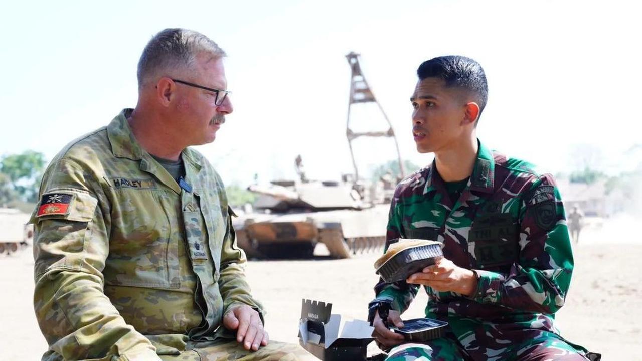 Dua Tentara lain asal Indonesia dan Australia, Lettu Mar Debby Risky Ardiansyah dan Major Martin Hadley, mencicipi menu nasi. Mereka mengungkapkan rasa menu utama nasi ayam taliwang sangat kaya akan bumbunya.