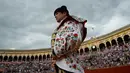Matador asal Spanyol, Jose Maria Manzanares bersiap bertarung dengan banteng di arena adu banteng Real Maestranza di Sevilla, Spanyol (21/4). (AFP Photo/Cristina Quicler)