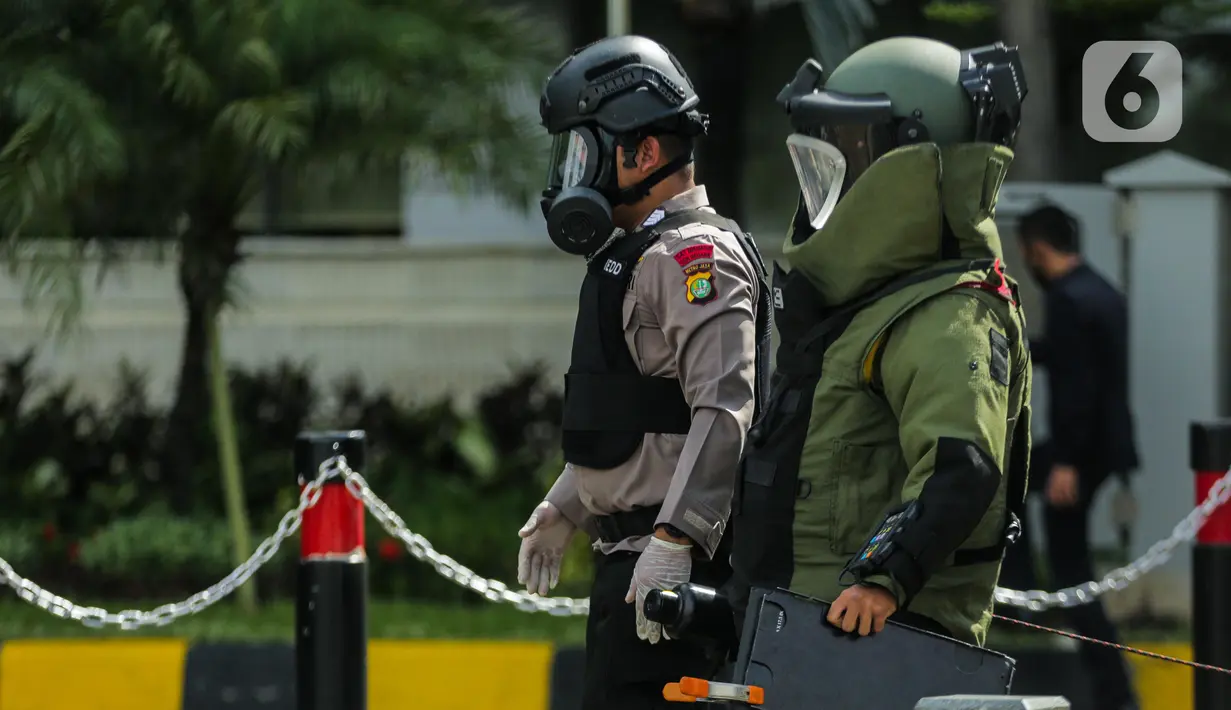 Anggota Gegana bersiap memeriksa sebuah tas mencurigakan yang ditaruh di depan Hotel Kempinski, Bundaran HI, Jakarta, Kamis (16/4/2020). Dalam pemeriksaan yang dilakukan anggota Gegana diketahui bahwa tas tersebut kosong. (Liputan6.com/Faizal Fanani)