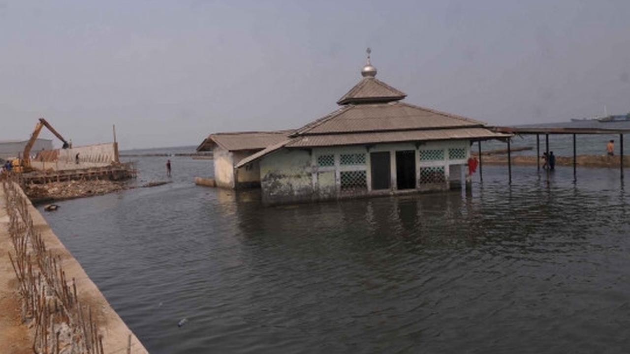 Memantau perkembangan proyek tanggul di Pantai Muara Baru