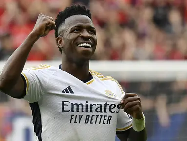 Pemain Real Madrid, Vinicius Junior, melakukan selebrasi setelah mencetak gol ke gawang Osasuna pada laga pekan ke-29 La Liga 2023/2024 di Stadion El Sadar, Sabtu (16/03/2024). (AP Photo/Alvaro Barrientos)