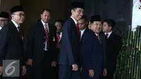 Presiden Jokowi dan Wapres Jusuf Kalla menuju ruang sidang tahunan MPR RI di ruang rapat paripurna 1 Gedung Nusantara, Jakarta, Selasa (16/8). Jokowi berpidato kenegaraan menyampaikan tentang pencapaian kinerja pemerintah. (Liputan6.com/Faizal Fanani)