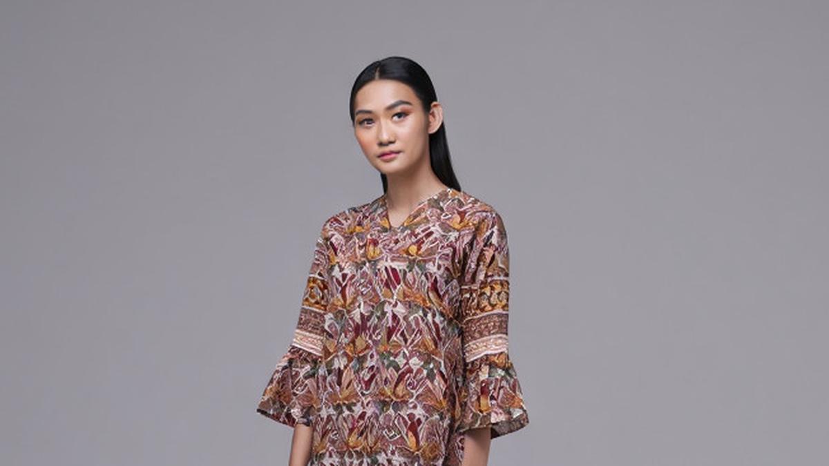 7 Model Tunik Batik dengan Lengan Lonceng, Bikin Wanita Anggun Tanpa Ribet