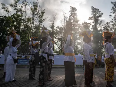 Orang-orang bersiap untuk mengambil bagian dalam doa upacara Melasti di Pura Segara di Surabaya, Jawa Timur, Minggu 19 Maret 2023. (Juni Kriswanto/AFP)
