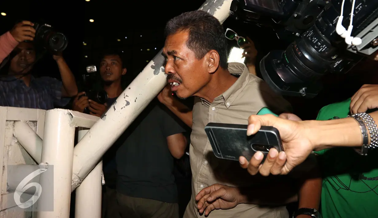 Farizal diperiksa atas dugaan penanganan perkara distribusi gula impor tanpa label SNI di Pengadilan Negeri Padang, Jakarta, Rabu (21/9). Farizal mencari celah untuk menghindari‎ pertanyaan dari para awak media. (Liputan6.com/Helmi Afandi)