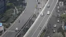 Kendaraan bermotor melintas di kawasan Jalan Layang Non Tol (JLNT) Tanah Abang - Kampung Melayu, Jakarta, Rabu (6/3). Meski sudah ada rambu larangan, pemotor nekat menerobos. (Liputan6.com/Fery Pradolo)