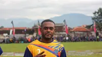 Pemain anyar Persib Bandung, David Laly kagum dengan antusiasme bobotoh yang menyaksikan penampilan beberapa pemain Maung Bandung pada laga uji coba di Garut, Minggu (7/2/2016). (Bola.com/Permana Kusumadijaya)