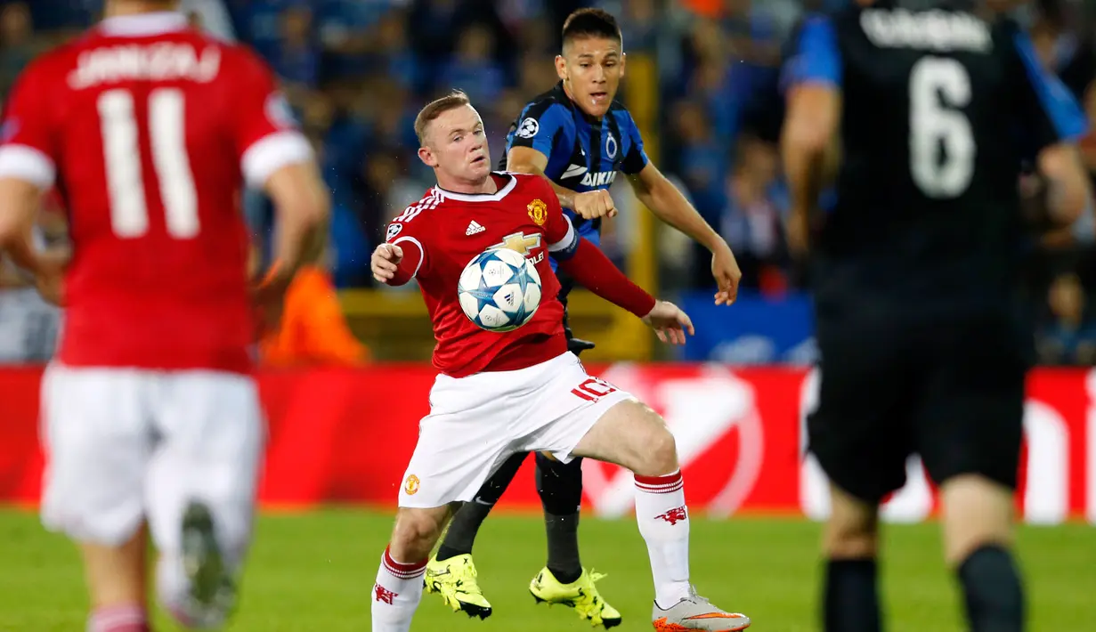 Penyerang MU, Wayne Rooney (kedua kiri) berebut bola dengan bek  Club Brugge Oscar Duarte  saat pertandingan Play – Off  leg kedua Liga Champion di Stadion Jan Breydel, Bruges, Belgia, Rabu (26/8/2015). MU menang dengan skor 4 – 0. (Reuters/Carl Recine)