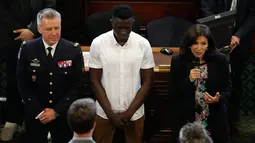 Walikota Paris Anne Hidalgo (kanan) memberi sambutan saat memberi penganugerahan kepada imigran Mali Mamoudou Gassama (tengah) di Paris, Prancis (4/6). (AFP/Francois Guillot)