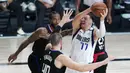 Pebasket Dallas Mavericks, Luka Doncic, berebut bola dengan pemain Los Angeles Clippers pada gim kedua playoff NBA 2020 di AdventHealth Arena, Kamis (20/8/2020). Maverick menang 127-114 atas LA Clipppers. (AFP/Ashley Landis-Pool/Getty Images)